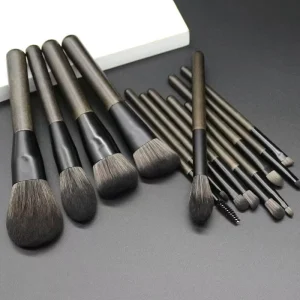 Fast Delivery Complete Kit Custom Logo 14 Pcs Wood Handle Makeup Brushes Set for Face Concealer Application Highlighting